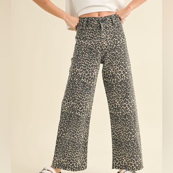 Leopard Denim - Picture 2 of 8